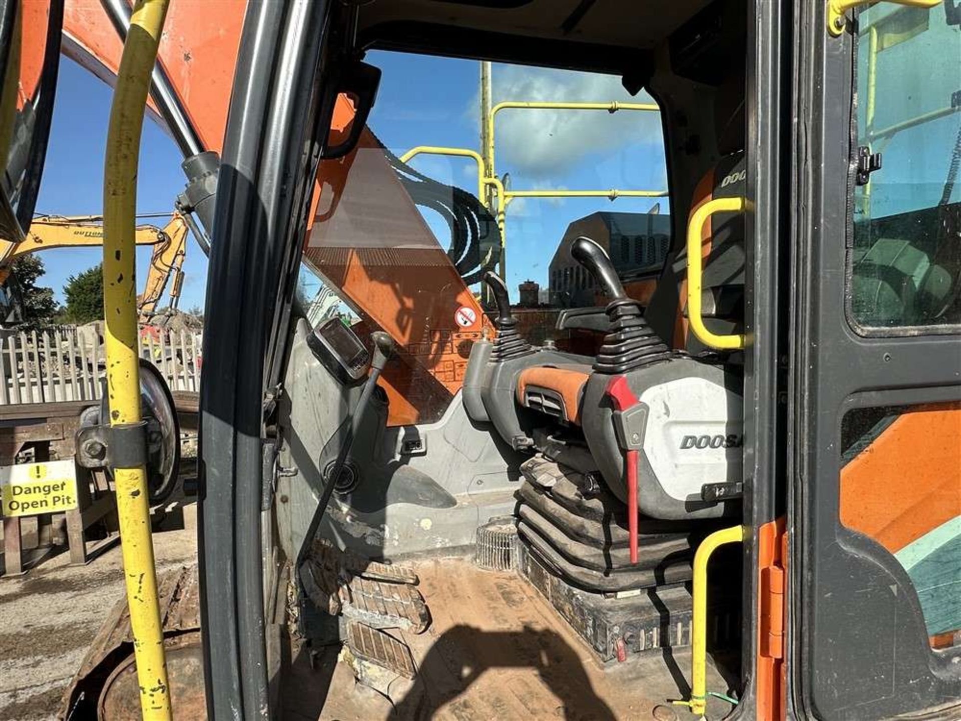 2018 Doosan DX140 LCR 14 ton 360 Degree Excavator - Image 5 of 7