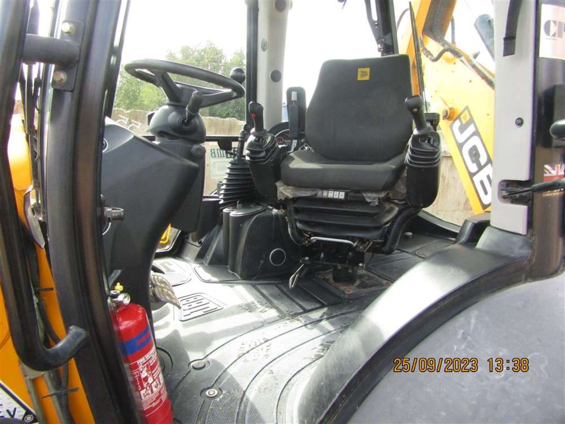 2014 14 reg JCB 4CX Super Site Master with Pole Height Limiters Spec & 4 Buckets - Image 8 of 10