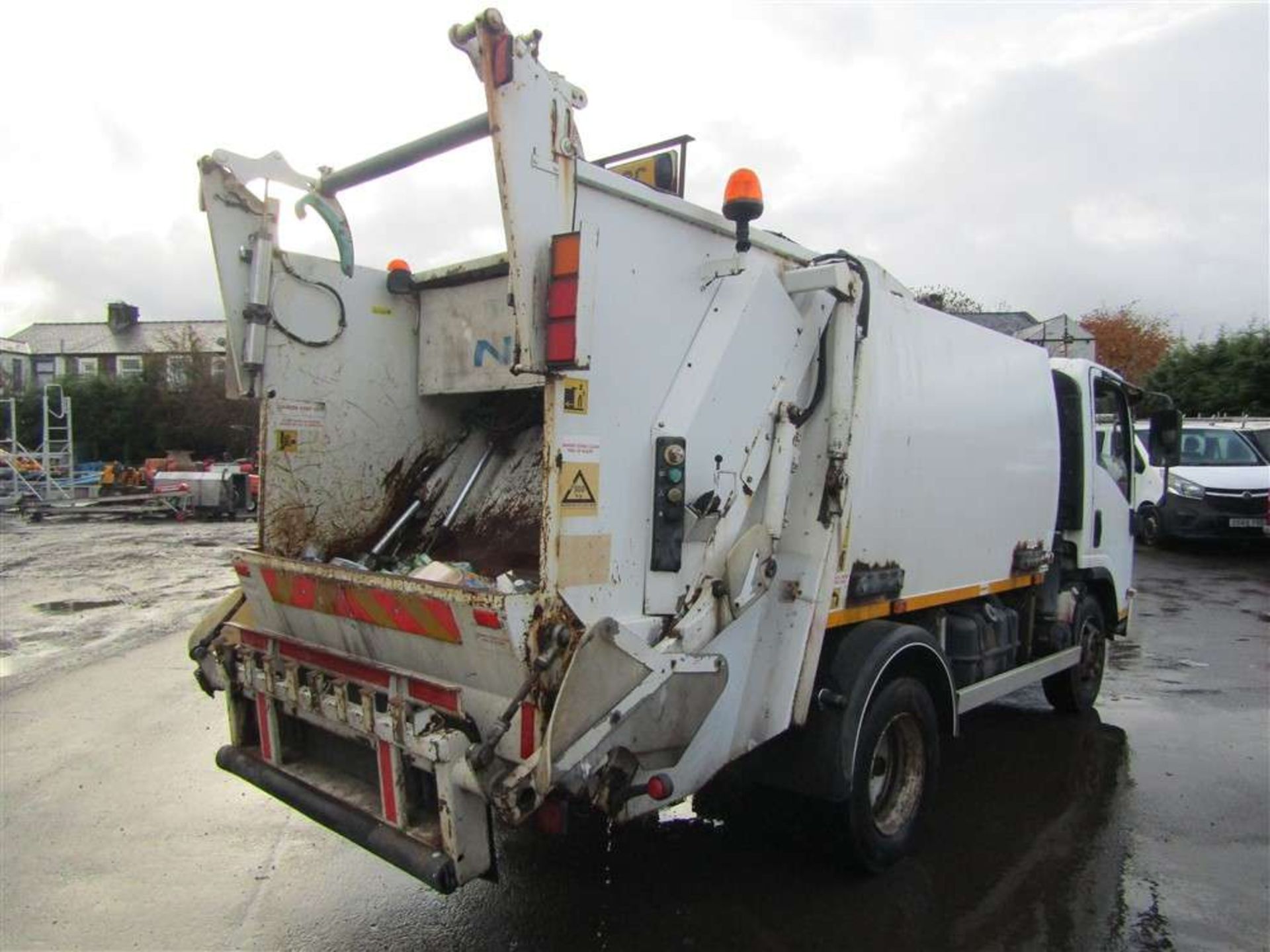 2009 09 Reg Isuzu NPR-7 Refuse Wagon (Direct Council) - Image 4 of 6