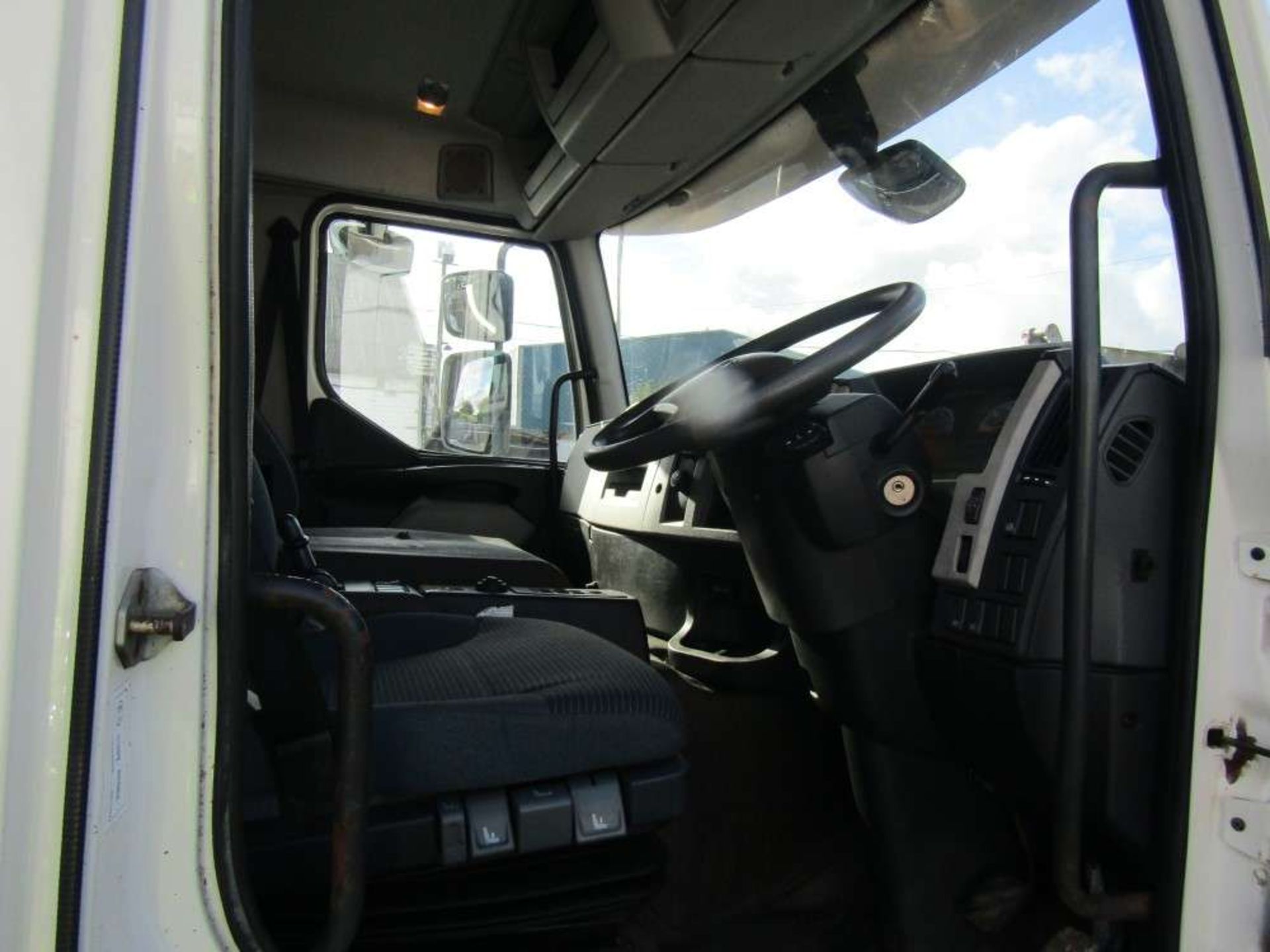 2011 61 reg Volvo 340 6 x 4 Chassis Cab - Image 6 of 7