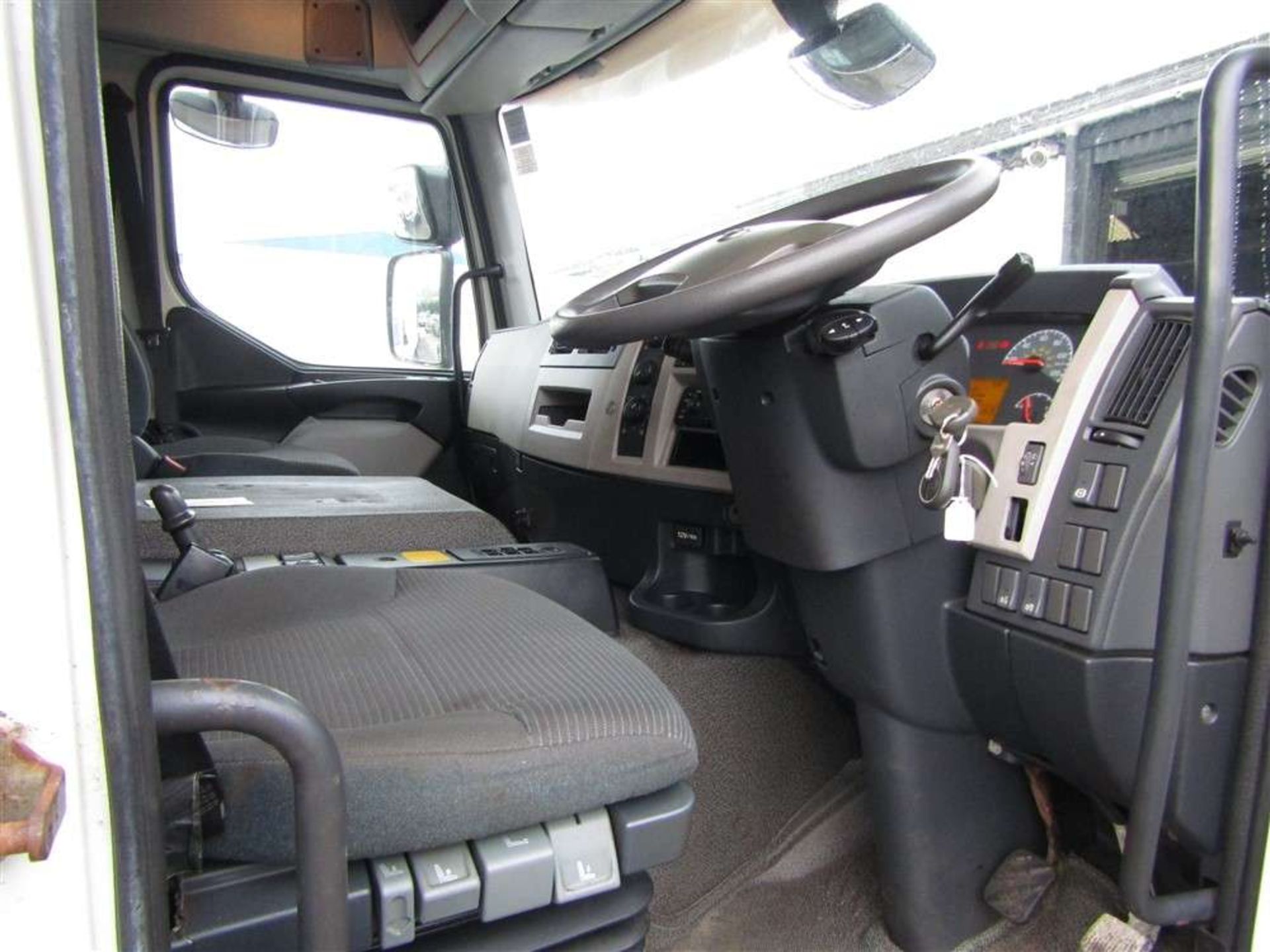 2010 10 reg Volvo 340 6 x 4 Chassis Cab - Image 5 of 6