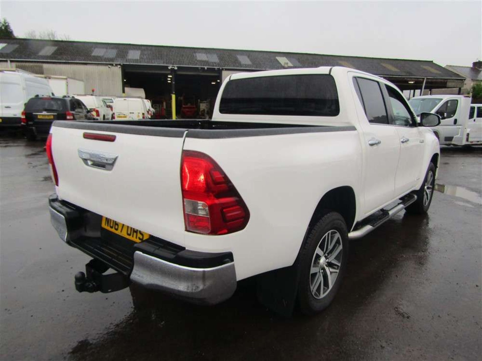 2017 67 reg Toyota HiLux Invincible D-4D 4WD DCB - Image 4 of 6