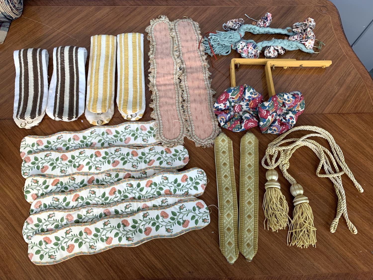 A mixed lot of curtain ties to include silk