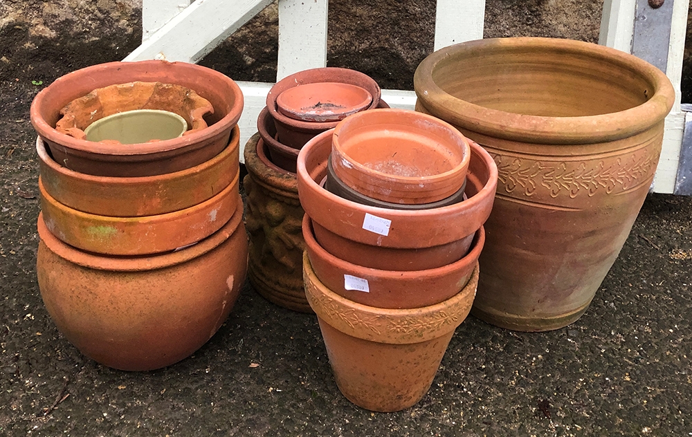 A quantity of approx. 20 mostly terracotta flower pots