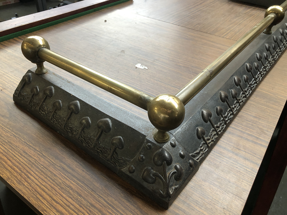 An Art Nouveau brass and cast iron fender - Image 2 of 2