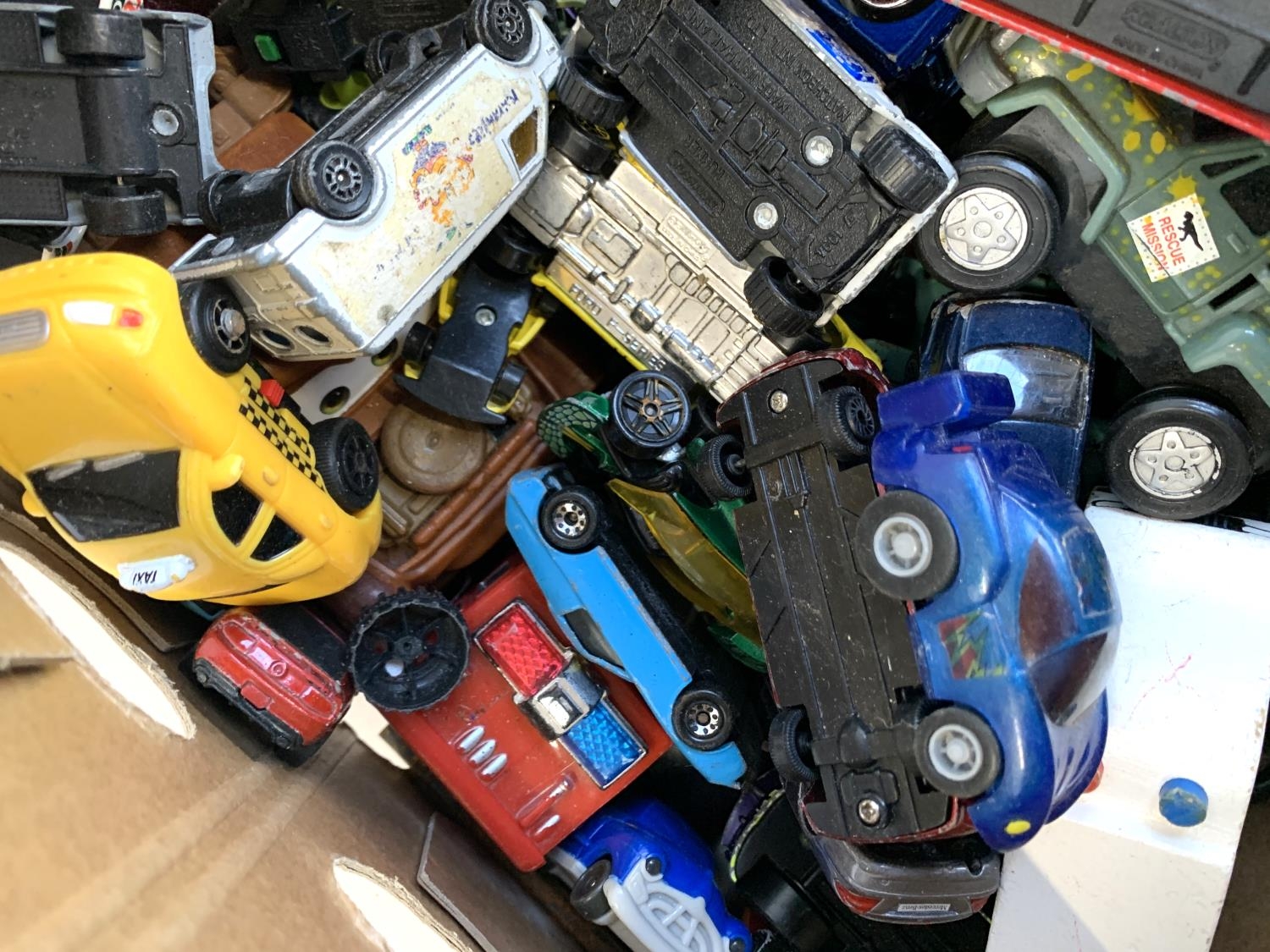 A mixed lot of die cast and other model vehicles, to include Matchbox, Hotwheels, Realtoy, Corgi etc - Image 4 of 4