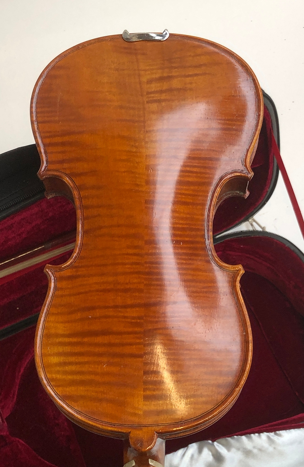 A good 1/4 size student violin, with red velour lined carry case - Image 3 of 3