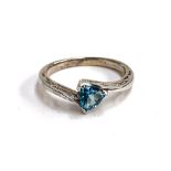 A 9ct white gold and blue topaz ring, size N, 2.4g