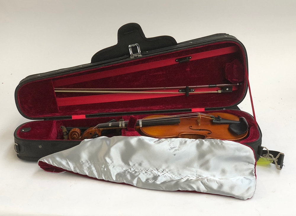 A good 1/4 size student violin, with red velour lined carry case