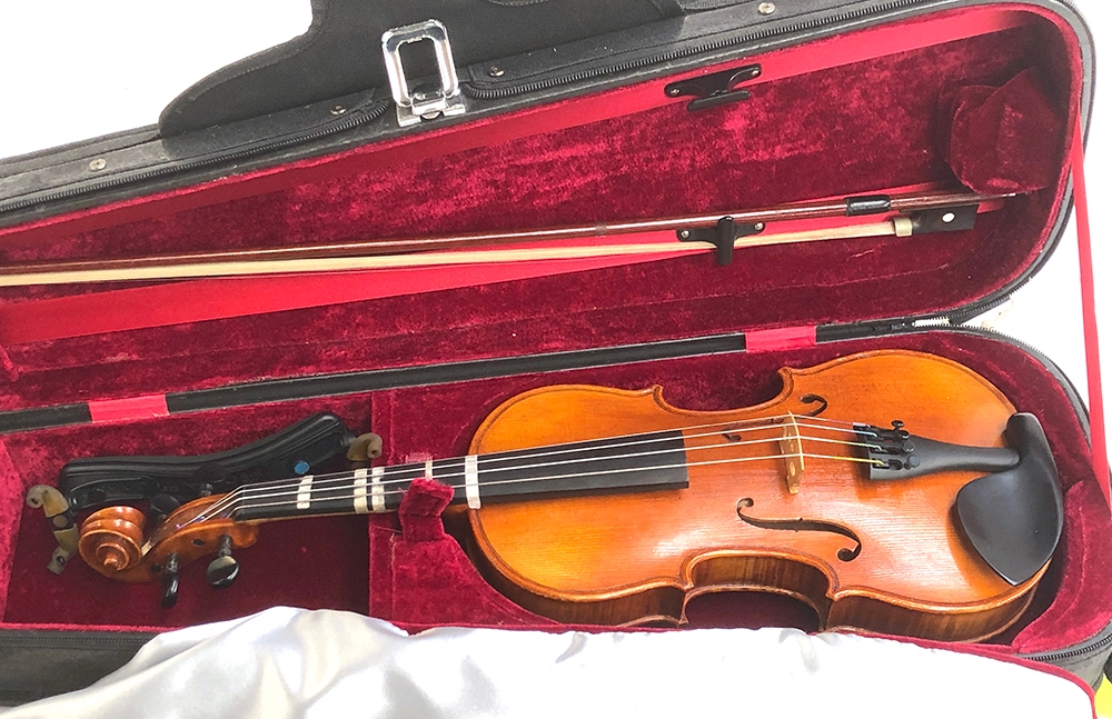 A good 1/4 size student violin, with red velour lined carry case - Image 2 of 3