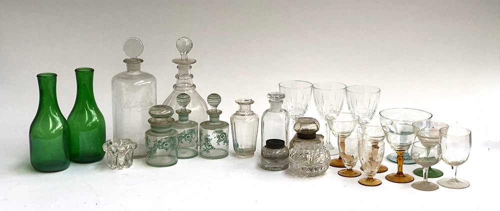 A mixed lot of glassware (af) to include inkwells, painted bottles, green glass, decanter etc