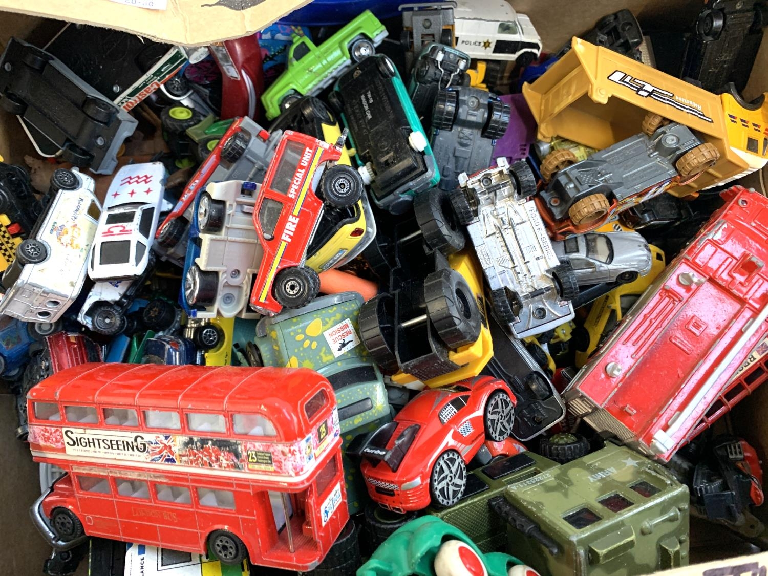 A mixed lot of die cast and other model vehicles, to include Matchbox, Hotwheels, Realtoy, Corgi etc - Image 2 of 4