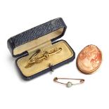 An Edwardian 9ct gold bar brooch set with seed pearls and a peridot, approx. 2.4g, boxed; together