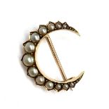 A Victorian gold and pearl crescent moon brooch, 2.4cm wide, 3.3g