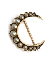 A Victorian gold and pearl crescent moon brooch, 2.4cm wide, 3.3g