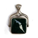 A hallmarked silver spinning fob set with agate panels, 2.5cm wide