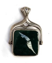 A hallmarked silver spinning fob set with agate panels, 2.5cm wide