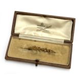 An Edwardian 15ct gold and seed pearl brooch of naturalistic spray form, 5.3cm long, 2.3g, in