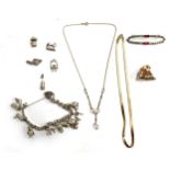 A small lot of jewellery to include a 9ct gold, faux pearl and glass bead necklace, 4g; together