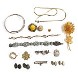 A small lot of jewellery to include Victorian silver locket with horseshoe design, hinge af,