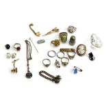A mixed lot of jewellery to include shell cameo brooch, Charles Horner silver thimble hallmarked Che