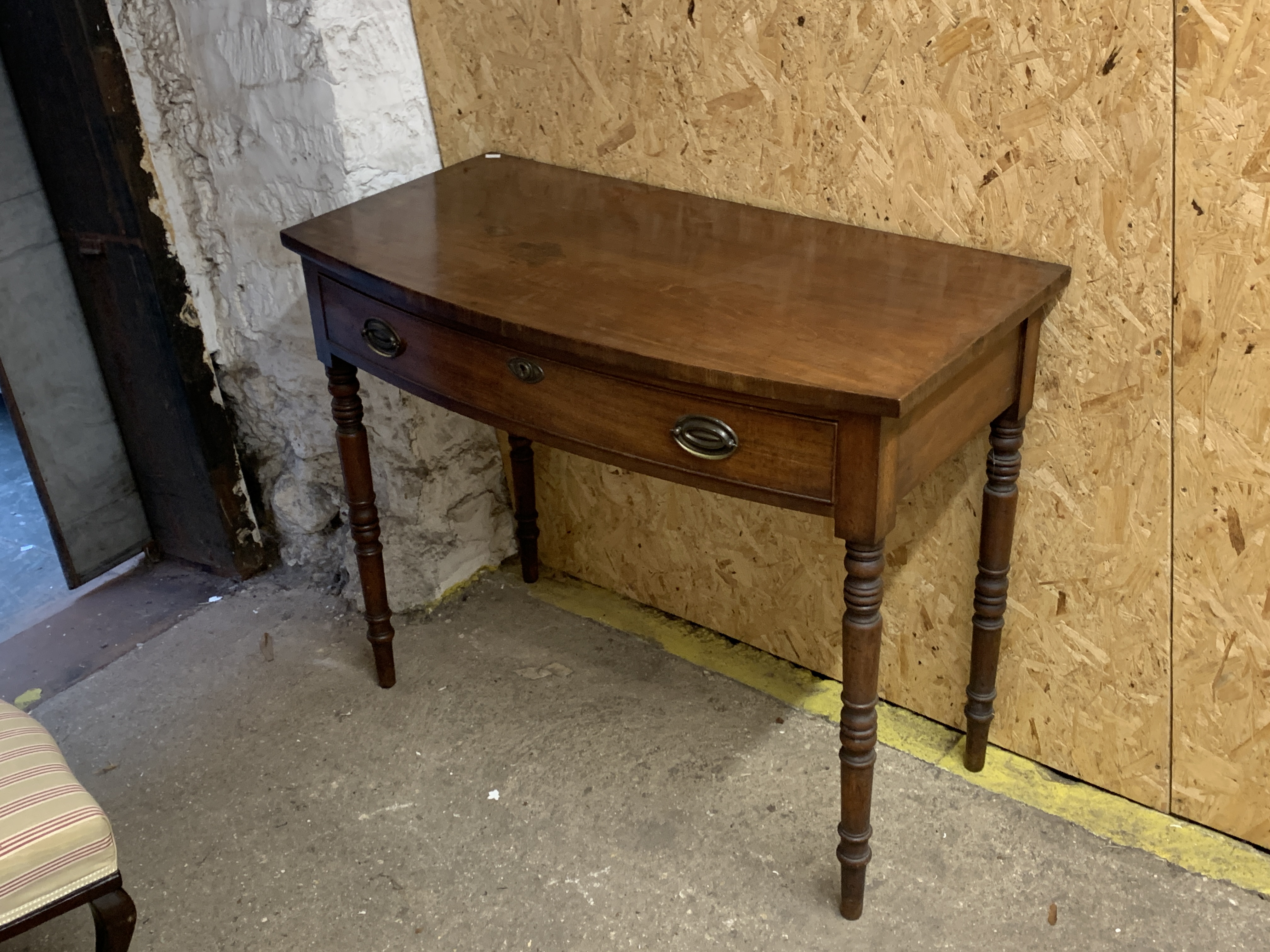 A Regency mahogany bowfront side table, with single drawer, on turned tapering legs, 99x51x79cm - Image 2 of 3