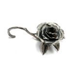 An 800 silver rose place card holder, approx. 18g, 7cmL