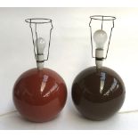 A pair of glazed ceramic orb table lamps, one brown the other brick, 22cmD