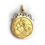 An Edward VII 1907 gold sovereign, in a 9ct gold mount, gross weight 10.5g