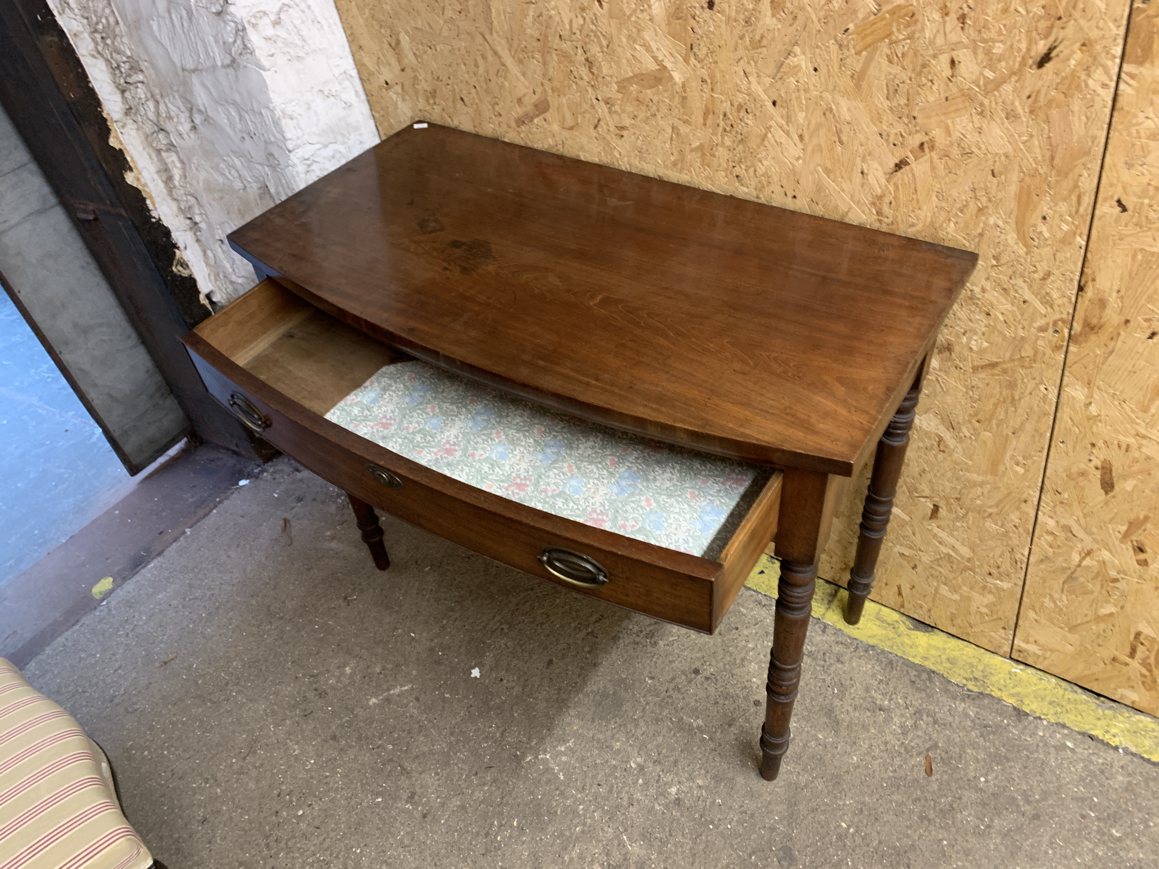 A Regency mahogany bowfront side table, with single drawer, on turned tapering legs, 99x51x79cm - Image 3 of 3