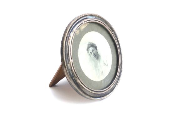 A George V silver circular photo frame, internal diameter 11.5cm, Birmingham 1915 - Image 1 of 2