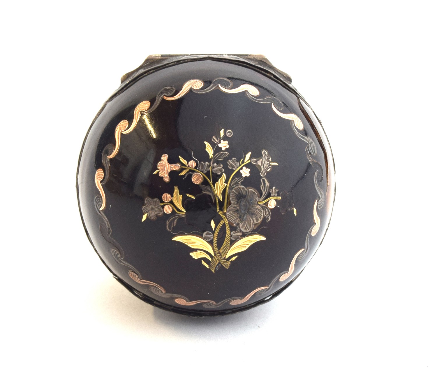 A 19th century tortoiseshell and pique egg shape necessaire, the hinged cover decorated with a spray - Bild 3 aus 4