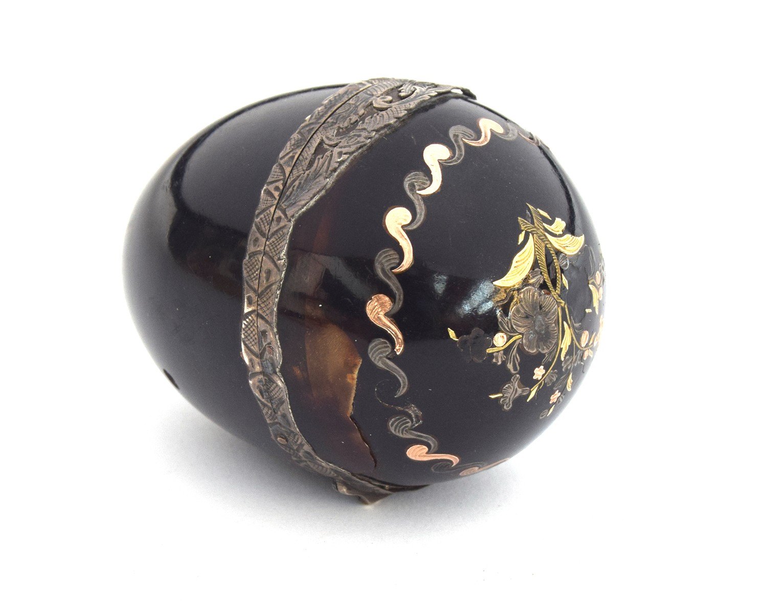 A 19th century tortoiseshell and pique egg shape necessaire, the hinged cover decorated with a spray - Bild 2 aus 4