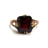 An Art Deco 9ct gold and emerald cut garnet ring, size L, 2.2g