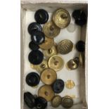 A mixed lot of hunt buttons to include a set from the Warwickshire Hunt, a single button from the