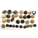 A quantity of hunting buttons and badges to include Portman hunt, Charbro hunt, New Forest, etc