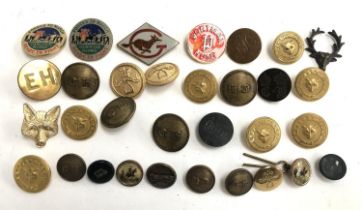 A quantity of hunting buttons and badges to include Portman hunt, Charbro hunt, New Forest, etc