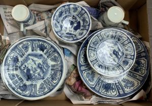 A box of Chinese dinnerware, approx. 23 pieces