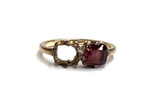 A 9ct gold ring set with a garnet, the other stone missing, size T, 3.2g