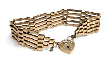 A 9ct gold gate bracelet with heart padlock clasp, 10.3g