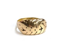 An 18ct gold keeper ring, size I 1/2, 4.1g