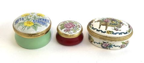 Three enamel boxes: two Crummles and one Halcyon Days, the largest 5.5cmW(3)