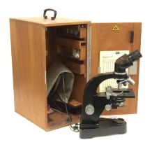 Mid-20th century cased monocular microscope, Ernst Leitz Wetzlar 573511, the integral stand and base