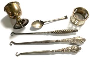 A small lot to include silver handled button hooks, plated eggcup etc