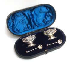 A pair of late Victorian cased silver salts and spoons by Cooper Brothers, Sheffield 1898, 1.4ozt