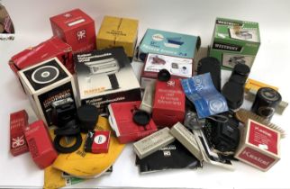 A quantity of photographic accessories to include Vivitar extension tube, Kodak Flasholder, Paterson