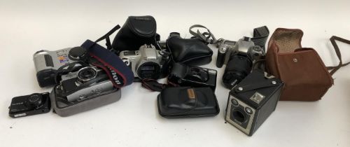 A quantity of cameras to include Sony Digital Still Model MVC-FD200, FUJIfilm Finepics L55, Mamiya