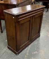 An oak cabinet with two doors and fitted canteen drawer, containing a quantity of plated flatware,