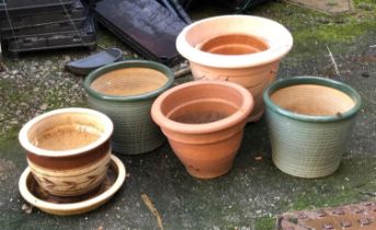 A quantity of plant pots to include a pair of ceramic pot, terracotta, etc
