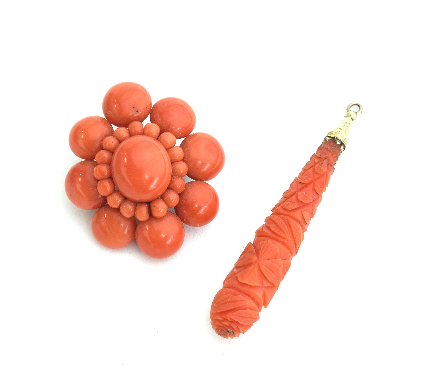 A Georgian coral cabochon cluster pendant brooch, the central cabochon 1.3cm long, overall 3.5cm